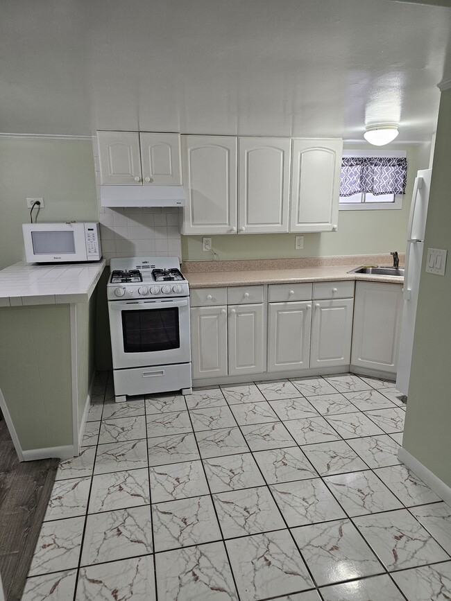 440 Lockwood Dr in Shirley, NY - Foto de edificio - Building Photo