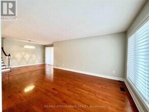 25 Dunlace Dr in Toronto, ON - Building Photo - Building Photo