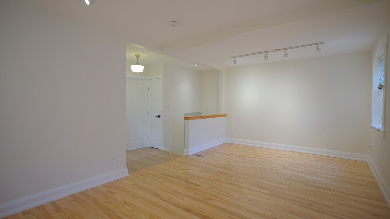 1164 Queen St E in Toronto, ON - Building Photo