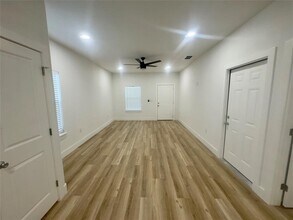 715 E Live Oak St in Lockhart, TX - Foto de edificio - Building Photo