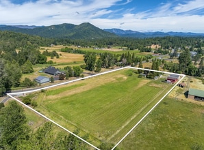 1927 Sleepy Hollow Loop in Grants Pass, OR - Building Photo - Building Photo