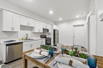 Pakeva in San Diego, CA - Foto de edificio - Building Photo