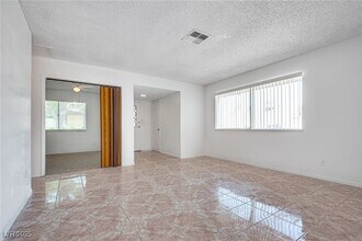 6211 Meadow Brook Ln in Las Vegas, NV - Building Photo - Building Photo