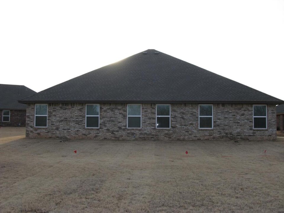 11601 Surrey Villas Ct in Yukon, OK - Building Photo