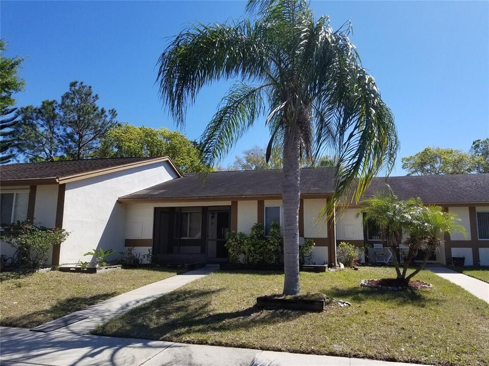 2282 Bancroft Cir N in Palm Harbor, FL - Foto de edificio