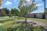 5610 SW 43rd St in Davie, FL - Foto de edificio - Building Photo