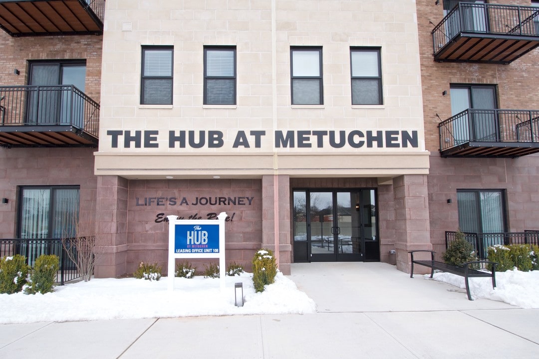 The Hub at Metuchen in Metuchen, NJ - Foto de edificio