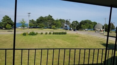 Waterfront Apartments Kenosha in Kenosha, WI - Foto de edificio - Building Photo