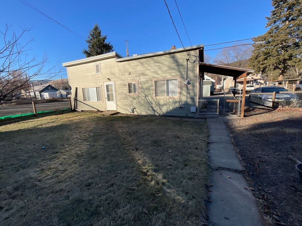 2110 3rd St in La Grande, OR - Building Photo