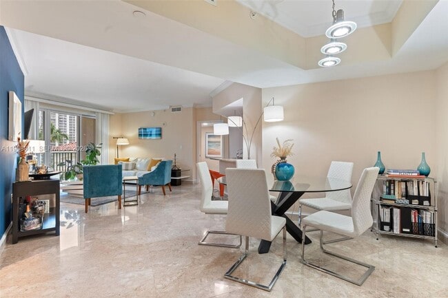 19900 E Country Club Dr in Aventura, FL - Building Photo - Building Photo