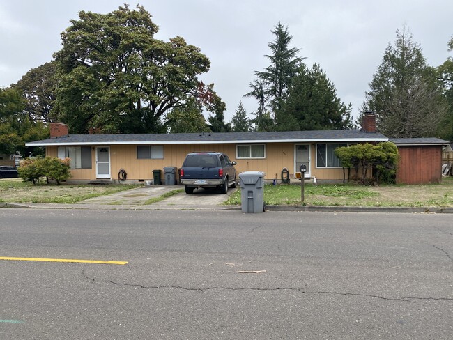 400 S Elm St in Canby, OR - Building Photo - Building Photo