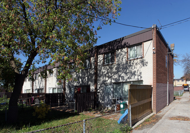 24 Orpington Cres in Toronto, ON - Building Photo - Building Photo