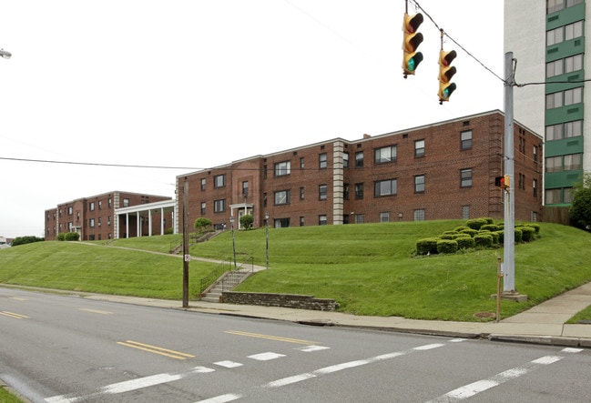 Greentree Gardens Apartments in Pittsburgh, PA - Foto de edificio - Building Photo