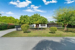 10621 SW 111th St in Miami, FL - Building Photo