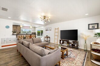 2240 N San Gorgonio Rd in Palm Springs, CA - Building Photo - Building Photo
