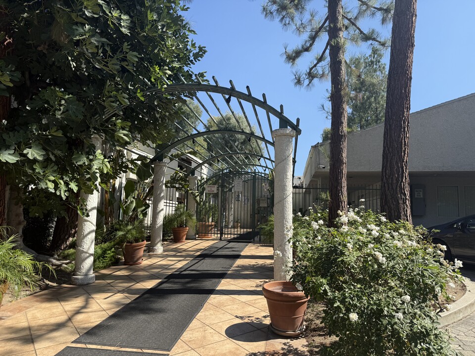 20134 Leadwell St, Unit Led 270 in Winnetka, CA - Building Photo