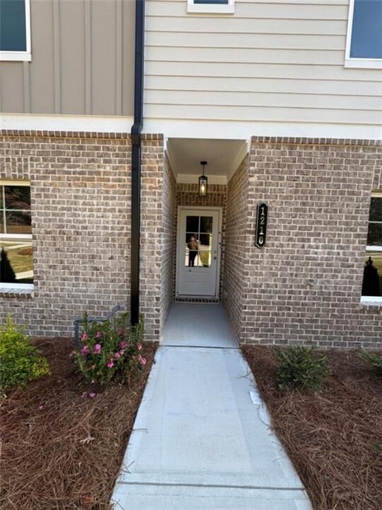 1210 Ainsworth Alley in Buford, GA - Foto de edificio