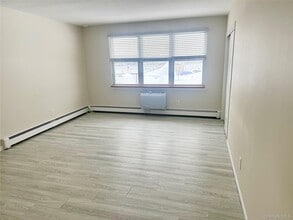 3 Toms Point Ln in Port Washington, NY - Building Photo - Building Photo