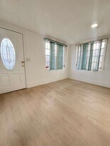 2035 NW 26th St in Miami, FL - Building Photo