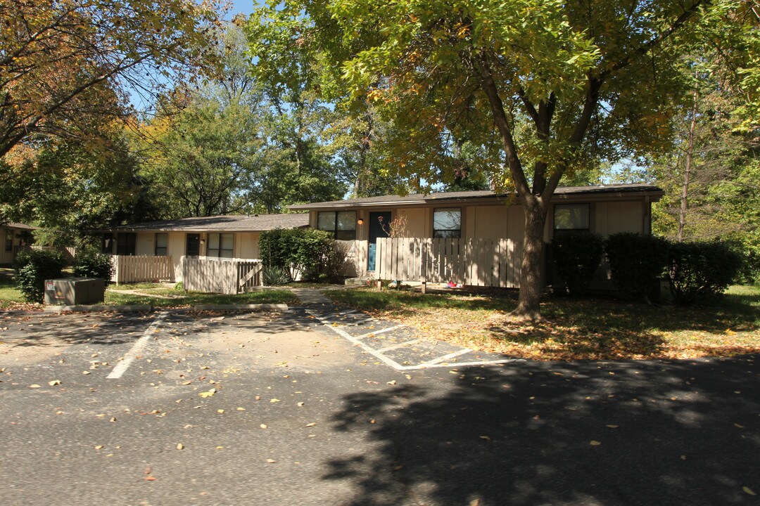 Forsythia Court Apartments in Louisville, KY - Building Photo