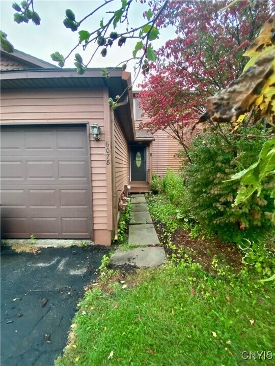 6078 Bethlehem Ln in Cicero, NY - Building Photo