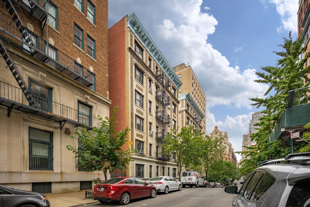 414 W 121st St in New York, NY - Building Photo