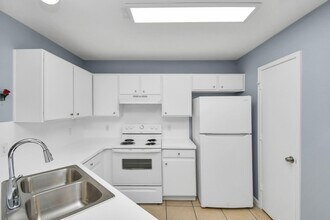 10403 Shadow Oaks Dr in Houston, TX - Building Photo - Building Photo