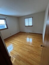 4902 Brookview Rd in Rockford, IL - Foto de edificio - Building Photo