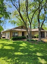 226 S Prairie St in Pilot Point, TX - Building Photo