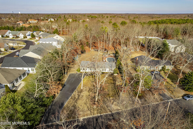 701 Gail Chambers Rd in Jackson Township, NJ - Foto de edificio - Building Photo