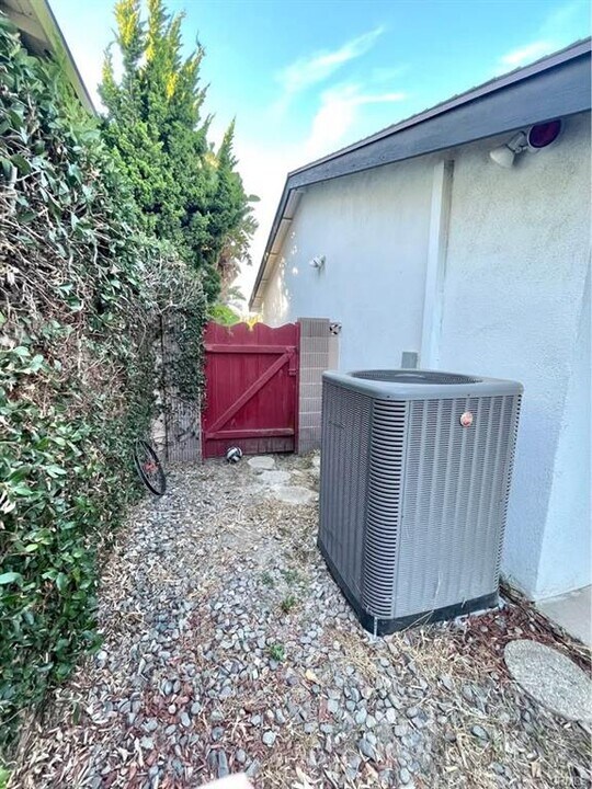 1666 W Chanticleer Rd in Anaheim, CA - Building Photo