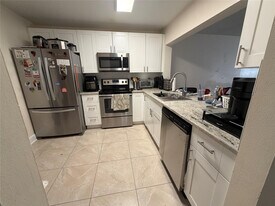 7173 Orange Dr in Davie, FL - Building Photo