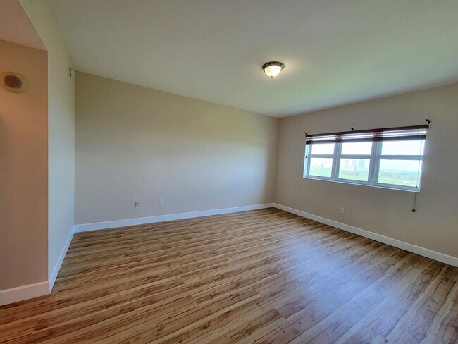 15051 Royal Oaks Ln in North Miami, FL - Building Photo - Building Photo