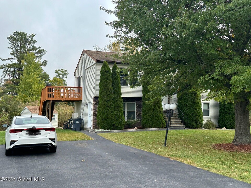 53 Suncrest Dr in Waterford, NY - Building Photo