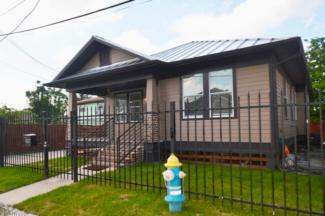 property at 1127 Hammock St