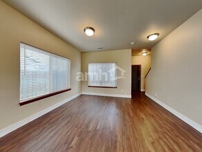 1115 SE Rollins Ave in McMinnville, OR - Foto de edificio - Building Photo