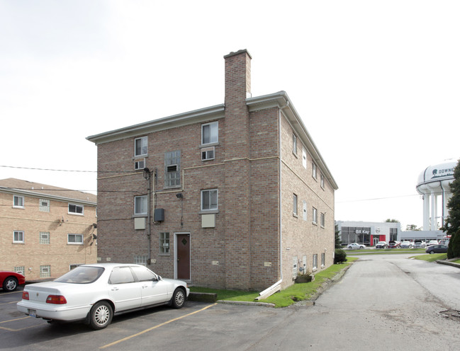 1608 Ogden Ave in Downers Grove, IL - Foto de edificio - Building Photo