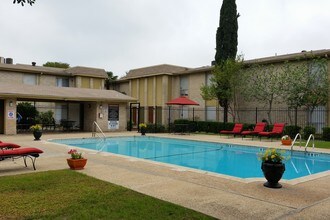 Chevy Chase Apartments in San Antonio, TX - Foto de edificio - Building Photo