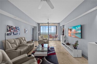 6825 Grenadier Blvd in Naples, FL - Building Photo