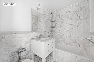 9 E 56th St in New York, NY - Building Photo - Building Photo