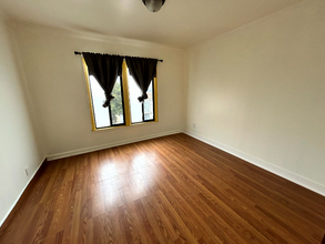 2058 Thomas Ave in San Francisco, CA - Foto de edificio - Building Photo