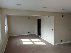 235 Cristiani St in Roselle, NJ - Building Photo - Building Photo