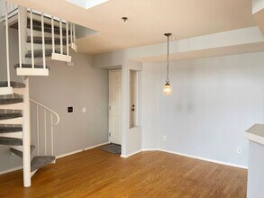 640 Camino De La Reina in San Diego, CA - Building Photo - Building Photo