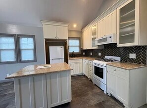 1714 N Lincoln St in Burbank, CA - Foto de edificio - Building Photo