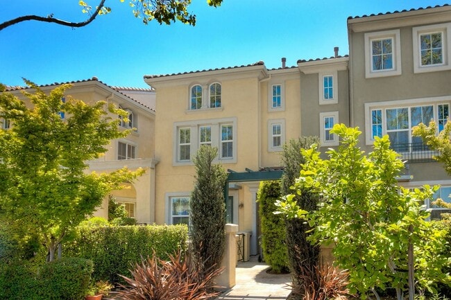 1113 Davis St in San Leandro, CA - Building Photo - Building Photo