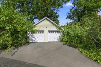 69 Maple St in Bloomfield, NJ - Building Photo - Building Photo