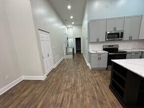 319 E Main St, Unit Floor 2 in Carnegie, PA - Foto de edificio - Building Photo