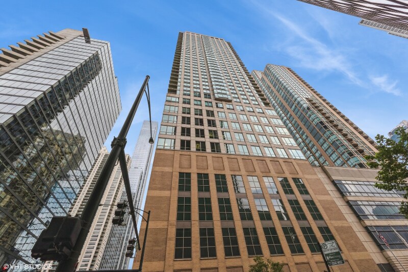 2 E Erie St in Chicago, IL - Building Photo
