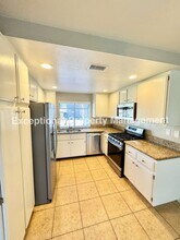 1638 English Pl in Corona, CA - Foto de edificio - Building Photo