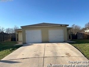 6304 Green Top Dr in San Antonio, TX - Building Photo